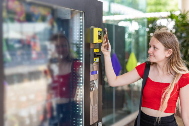 persona realizando un pago digital en una máquina expendedora